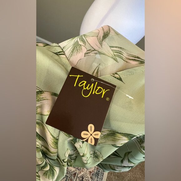 New TAYLOR Medium Floral-Print Smocked Pleated Dress - Picture 14 of 16